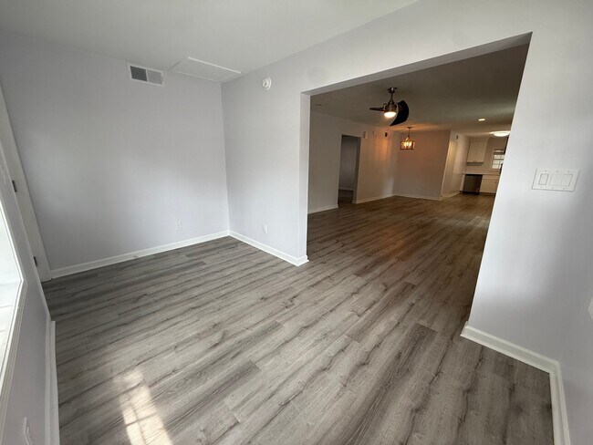 Building Photo - 120 N Pinewood Dr