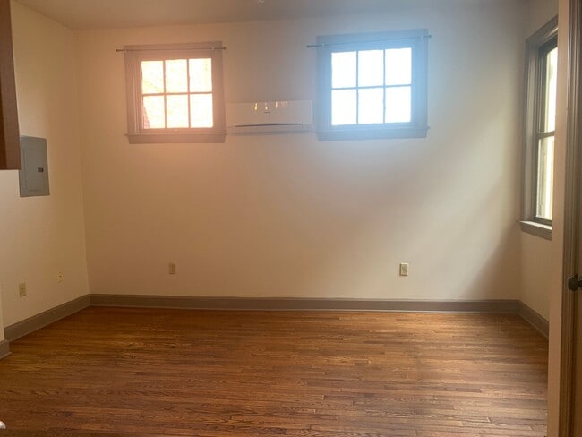 Building Photo - Available Now! Modern 1 Room Studio Apartment in Downtown York City Building