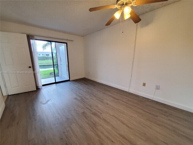 Building Photo - 1017 Washington Cir