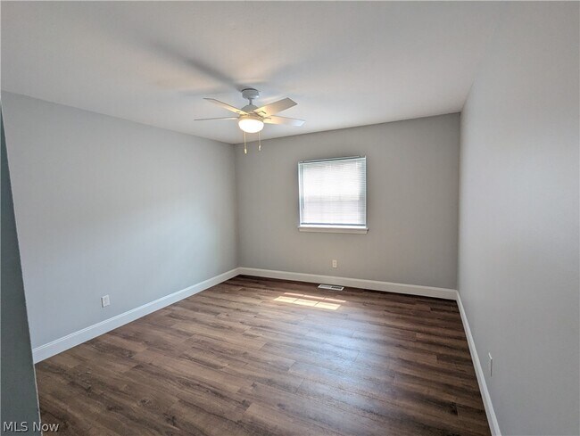 Building Photo - 6920 Carriage Hill Dr
