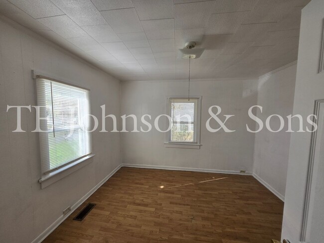 Building Photo - Charming 2 Bedroom with Front Porch