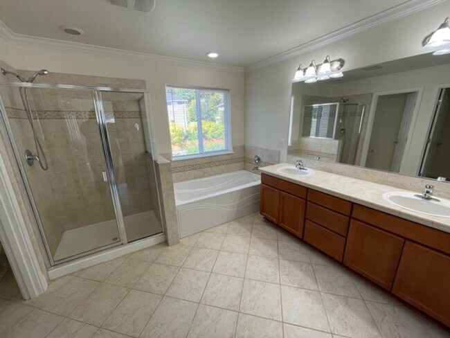Building Photo - Extremely Spacious 5BD/3BTH Home For Lease...
