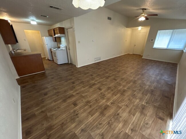 Building Photo - 2108 Carousel Dr