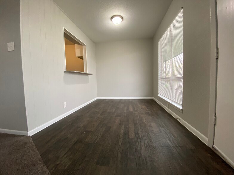 Building Photo - 3237 S Staples St