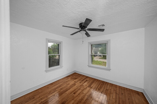 Building Photo - 1925 NW Oak Ave