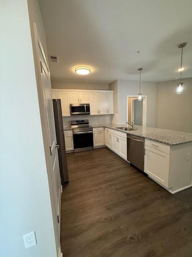 Building Photo - Special Offer! 18 month lease $1,375.00!!
