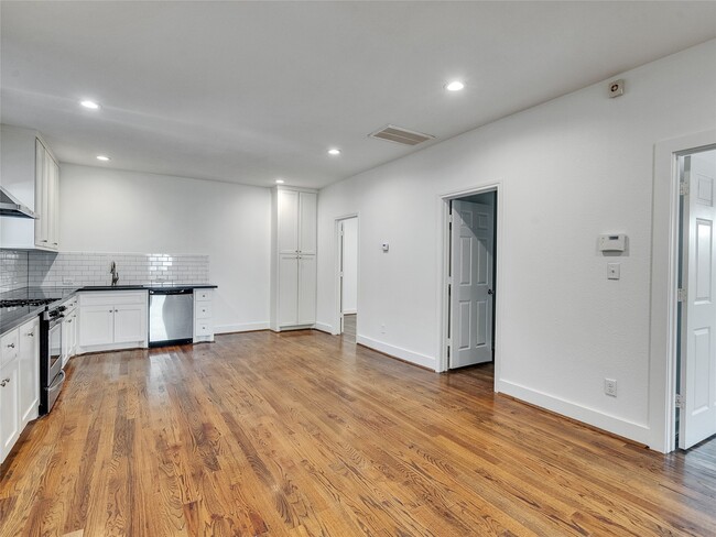 Building Photo - 4730 Bell St