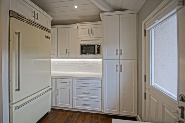 Building Photo - BEAUTIFULLY REMODELED, BRIGHT & AIRY HILLS...