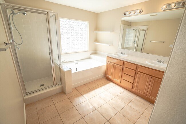 Building Photo - 4 Bedroom Home for Rent in Camarillo!