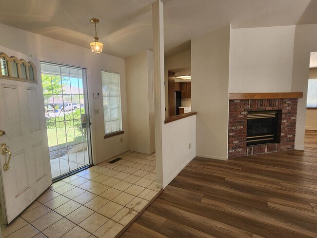 Building Photo - Home For Rent in Sunridge