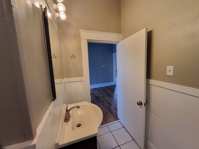 Building Photo - 925 S Cox St