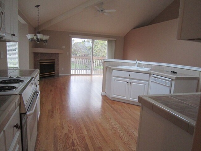 Building Photo - Large Bethany Home on a Corner Lot! 6 Bed 3 Bath