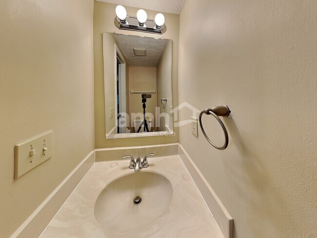 Building Photo - 7366 Murrayfield Dr