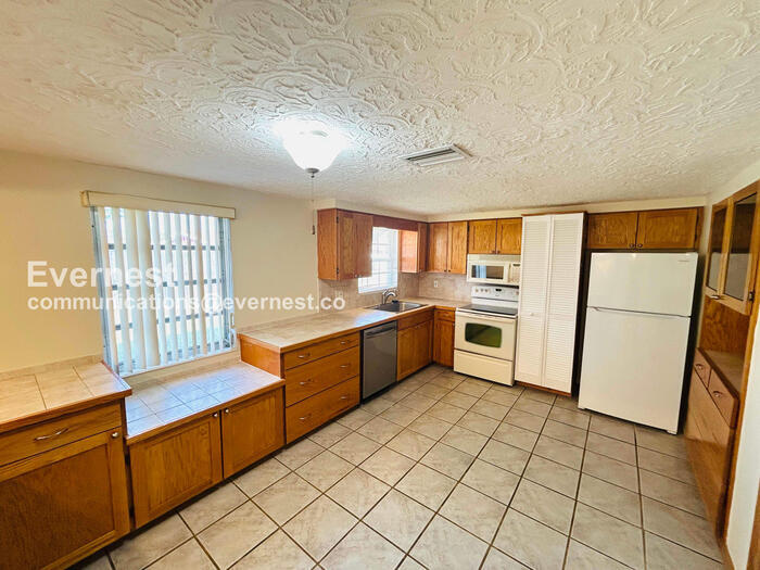 Building Photo - 2127 Erin Dr