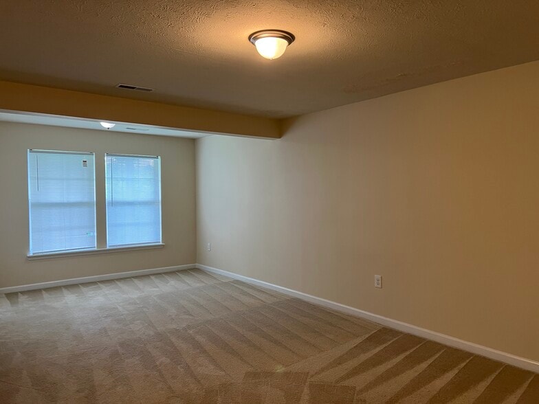 Building Photo - 325 Falcon Run