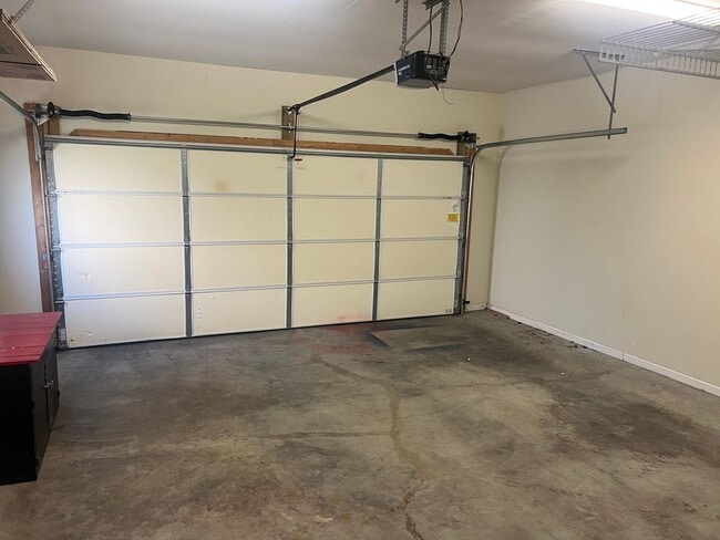 Building Photo - One- level 3bedroom /2bath  living with 2 ...
