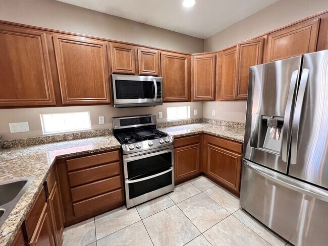 Building Photo - Gorgeous 1 story single home, 3 beds, 2 ba...