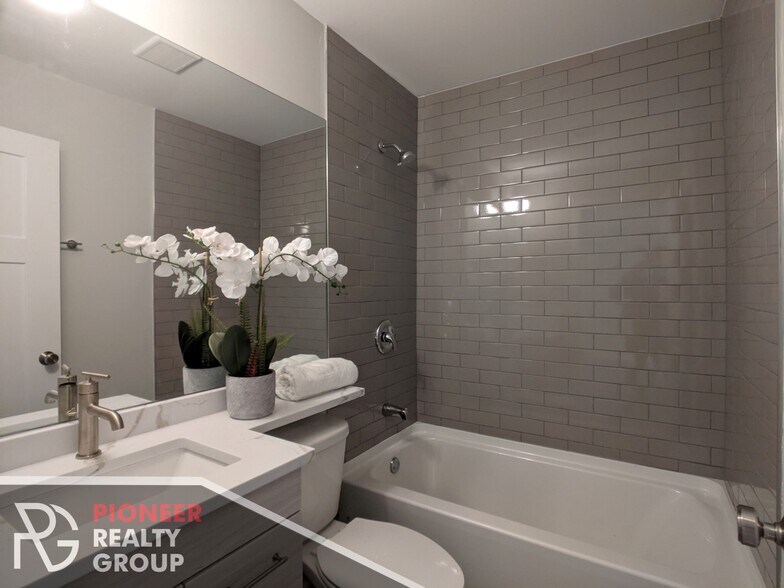 Building Photo - 456 W Barry Ave