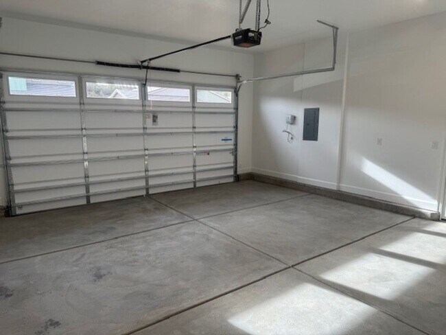 Building Photo - Newer Build Verdi Three Bedroom Home