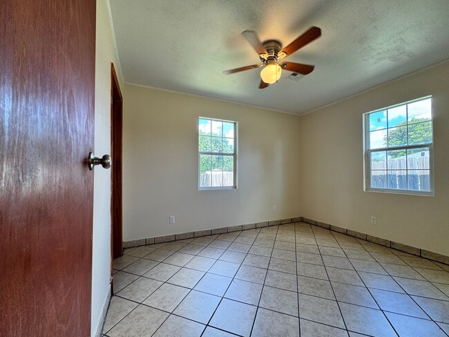 Building Photo - 3 Bedroom 2 Bathroom Home in SW Oklahoma C...