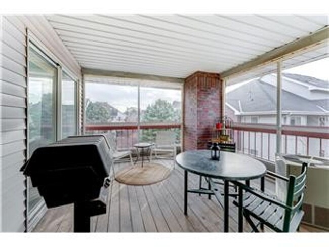 Building Photo - Edina Condo, Vaulted Ceilings, All New Car...