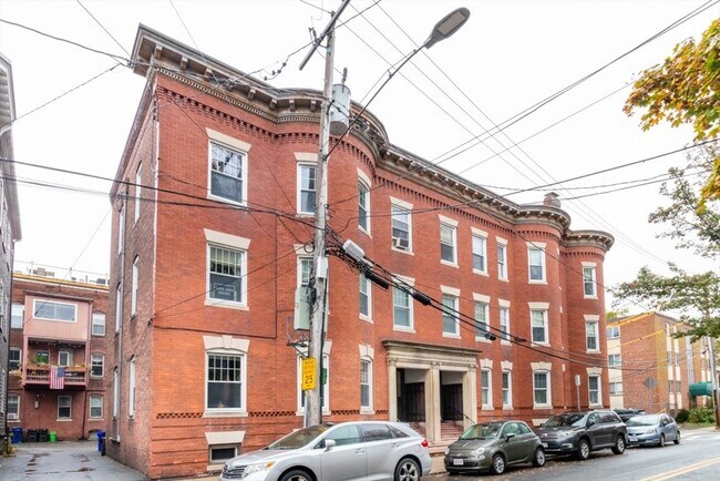 Building Photo - 12 Pond St