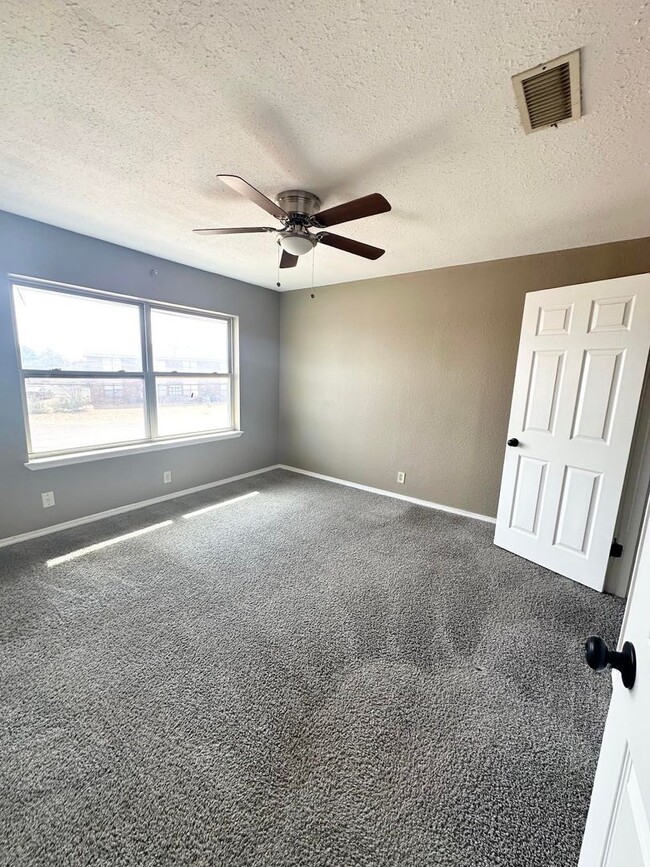 Building Photo - 205 Edgewood Dr
