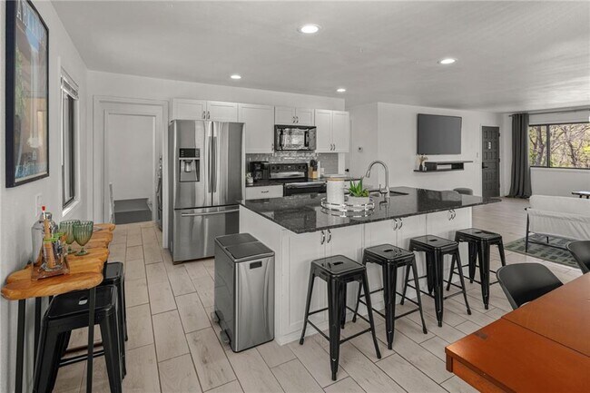 Building Photo - 2 Southport Ln