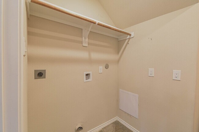 Building Photo - 20211 Hemlock Ln