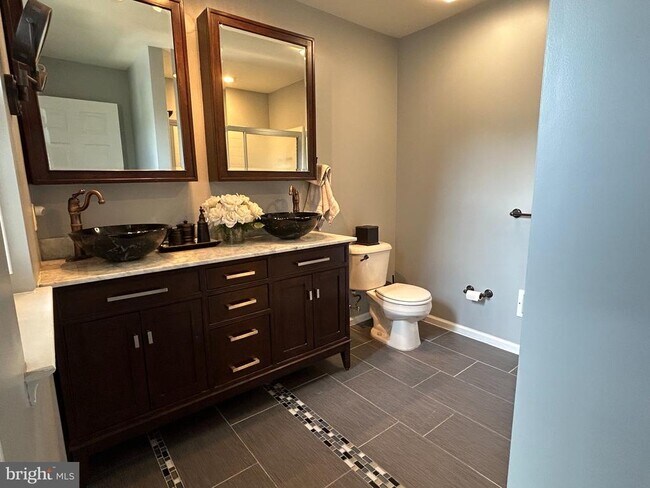 Building Photo - 445 Fort Hill Cir