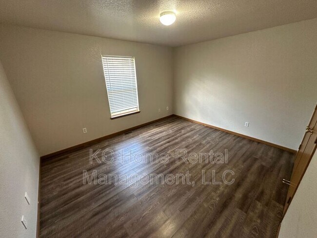 Building Photo - 709 SE Drew Ct