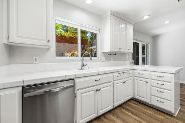 Building Photo - Beautiful 5 Bed, 2 Bath with Large Yard in Mount Helix!!