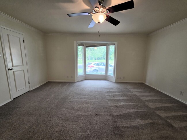 Building Photo - Large Duplex Unit just down the Street fro...