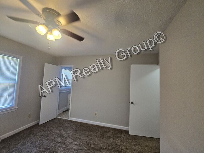 Building Photo - Spacious three bedroom West Columbia home