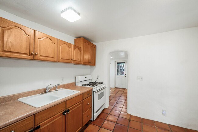 Building Photo - Quaint Studio in Prime Location