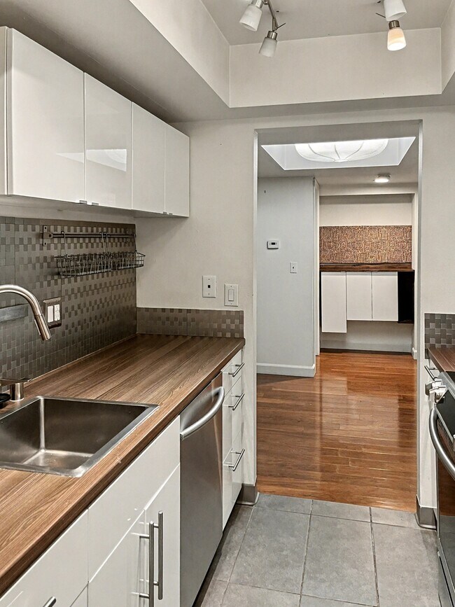 Primary Photo - 7252 Foxridge Cir