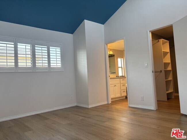 Primary Photo - 557 E Verdugo Ave