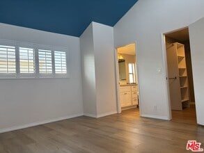 Building Photo - 557 E Verdugo Ave