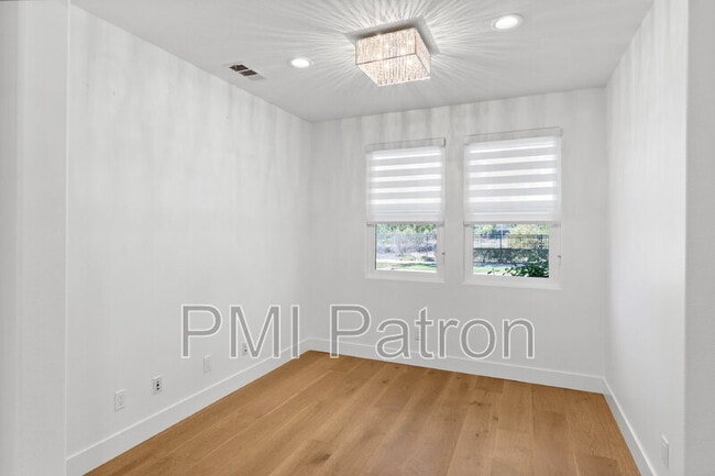 Building Photo - 356 W Weeping Willow Ave