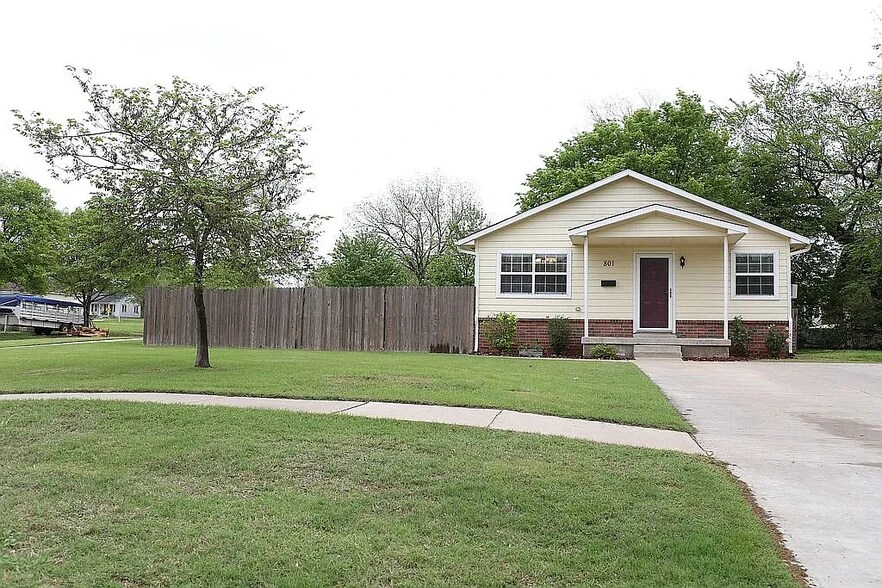 Large Corner Lot - 801 S Hester St