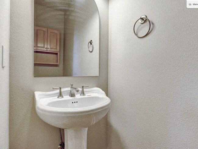 Building Photo - Pristine Spacious 3 Bedroom Lake Oswego Townhome | Skylights, High Ceilings, and Mt. Park Trails ...