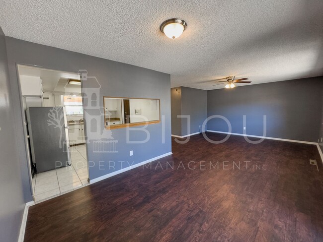 Building Photo - Large Main Level Living