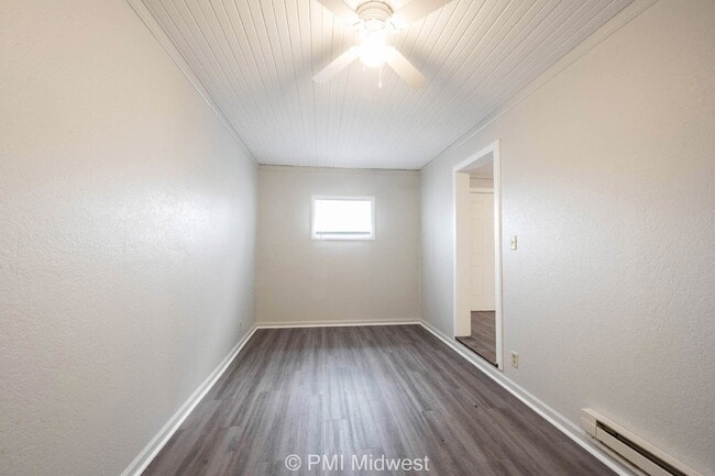 Building Photo - Cozy 1-Bedroom Gem in Greenfield – Perfectly Sized for Comfort at 400 Sq Ft!