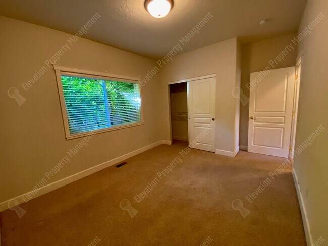 Building Photo - 3-BR 2-BA Boyd Acres Beauty