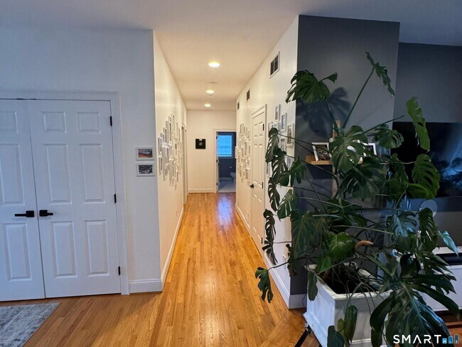 Building Photo - 556 Hill St