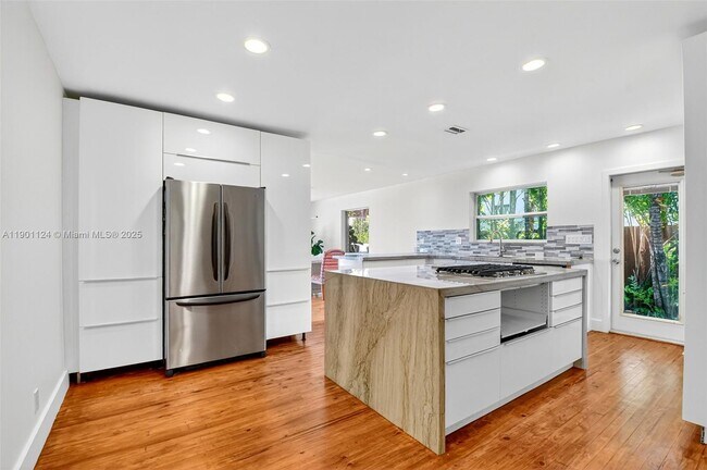 Building Photo - 2910 N Flagler Dr