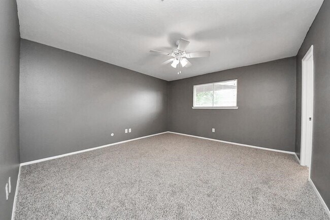 Building Photo - 2318 Hearne Dr