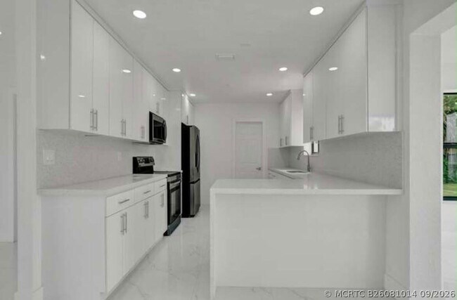 Building Photo - 2301 Alcazar Dr