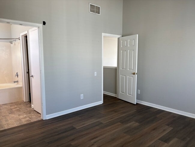 Building Photo - Terrific Brentwood Neighborhood steps from...