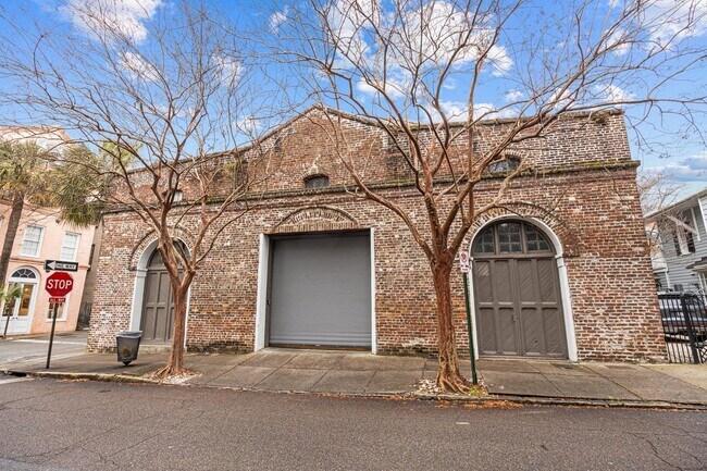 Building Photo - Available 9/1. Awesome 1 BR/1.5 BA Apartme...